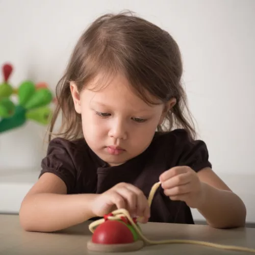 PLAN TOYS OEFENSCHOEN VETERS STRIKKEN ROODGROEN